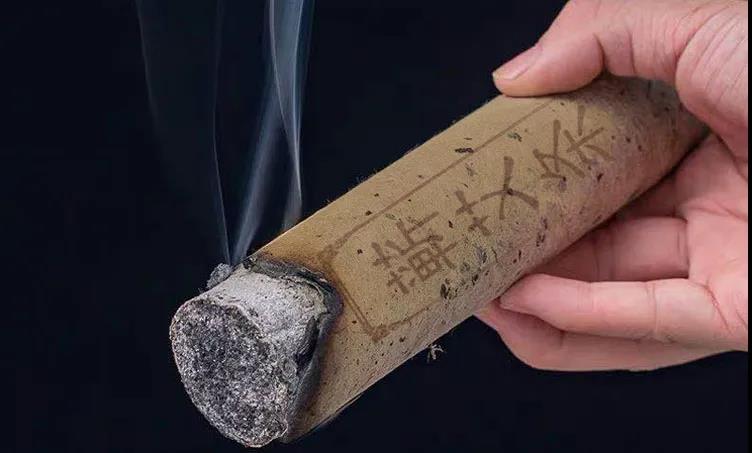 學(xué)會(huì)這5種艾灸手法，在家也能做艾灸