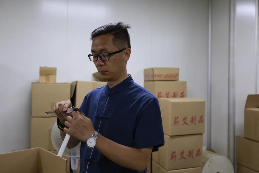 艾灸需用純艾條，手把手教你如何制艾